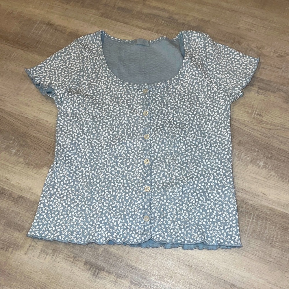 blue floral cropped tee